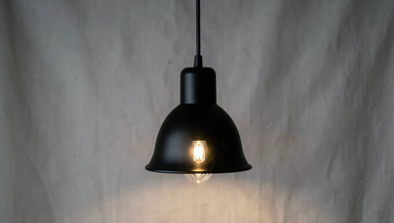 Czarna lampa wisząca glamour, industrial czy skandynawska dobór do stylu