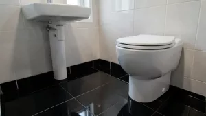Czarna podłoga w małej łazience