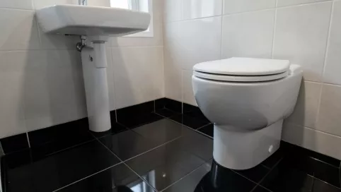 Czarna podłoga w małej łazience
