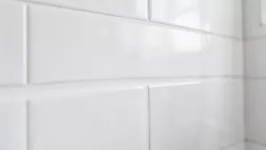 czym pomalować fugi w łazience