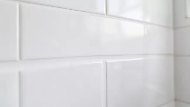 czym pomalować fugi w łazience