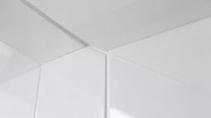Łączenie płytek z sufitem w łazience