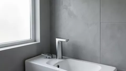 mikrocement na stare płytki w łazience