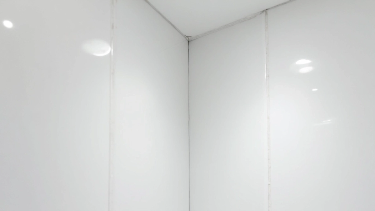 Łączenie płytek z sufitem w łazience