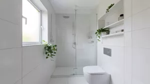 aranżacje wąskiej łazienki z oknem