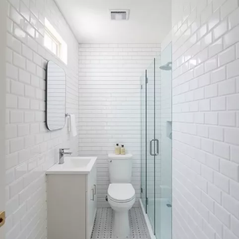 Bardzo wąska łazienka z prysznicem