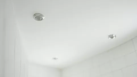 biała farba na sufit do łazienki