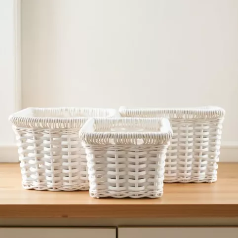 Białe koszyczki do łazienki