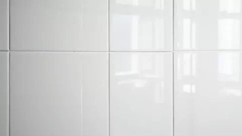 Białe płytki do łazienki 30x60