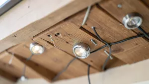 Cena montażu halogenów w podbitce