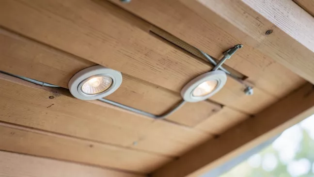 Cena montażu halogenów w podbitce Płock