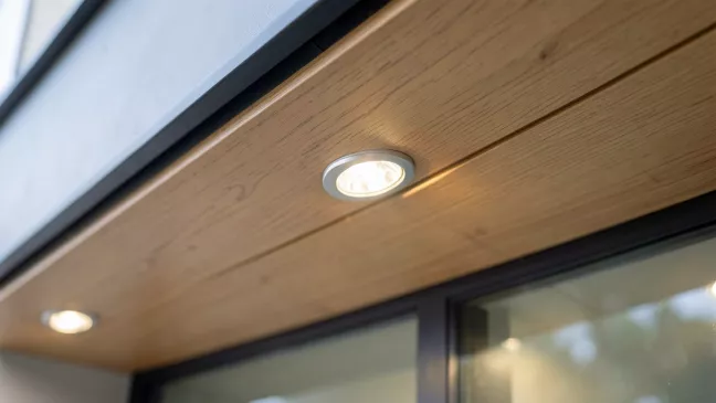 Cena montażu halogenów w podbitce Warszawa