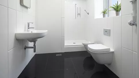 Czarna podłoga w małej łazience