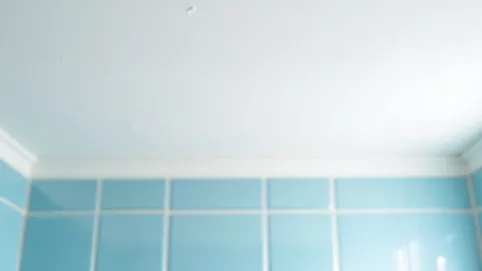 czym pomalować sufit w łazience