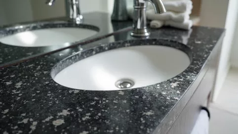 granitowy blat łazienkowy