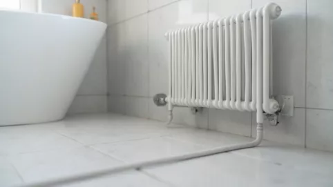 Grzejnik łazienkowy zasilany z podłogówki