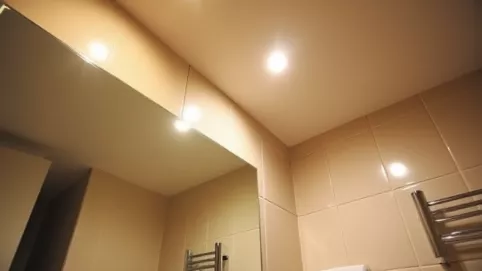 Halogeny sufitowe do łazienki