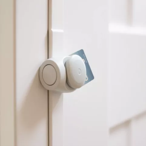 Jak otworzyć zatrzaśnięte drzwi łazienkowe