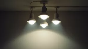 Jak podłączyć 4 halogeny w suficie