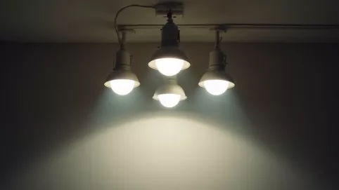 Jak podłączyć 4 halogeny w suficie