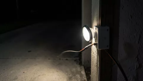 jak podłączyć halogen do prądu