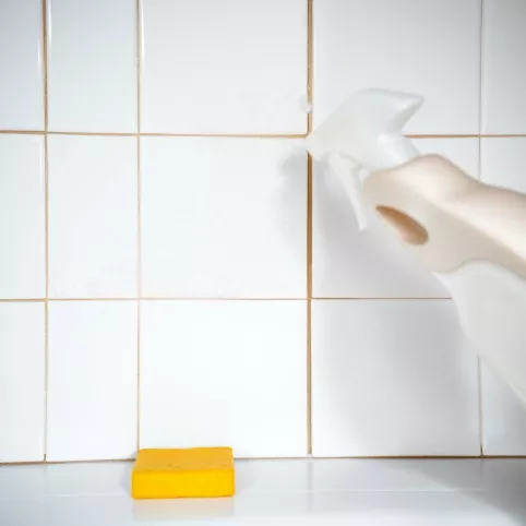 Jak usunąć kamień z płytek łazienkowych
