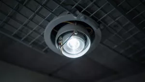 jak wyciągnąć halogen z sufitu