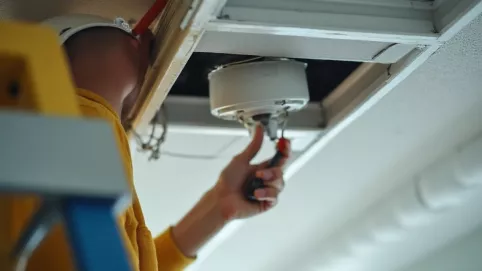 Jak wyjąć halogen z sufitu podwieszanego