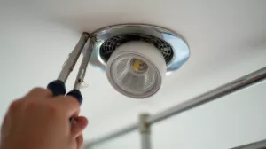 Jak wymienić żarówkę halogenową w suficie