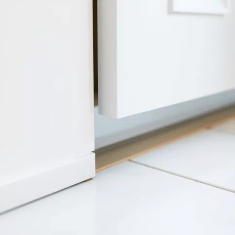 Jak zabezpieczyć drzwi łazienkowe przed wilgocią