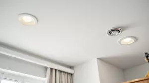 jak zamontować halogeny w suficie podwieszanym