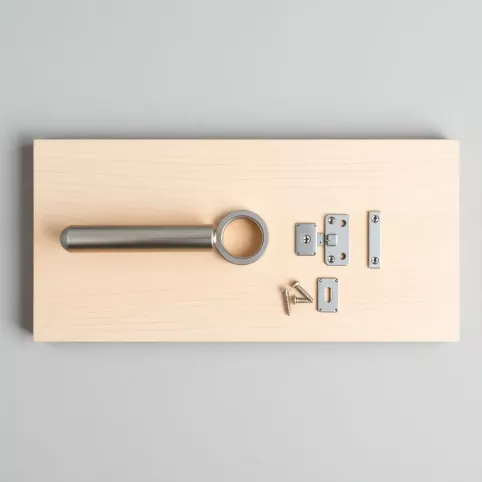 jak zamontować klamkę do łazienki