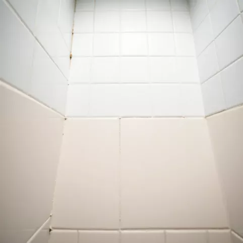 Jaka farbą do łazienki na płytki