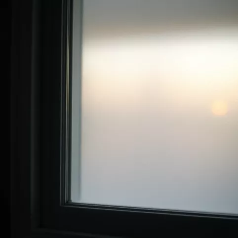 Jaka folia na okno do łazienki