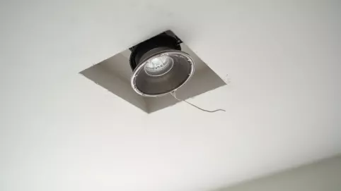 Jaki otwór pod halogeny sufitowe