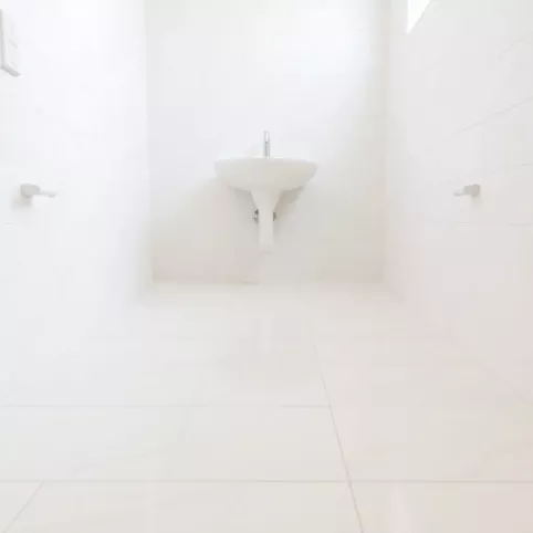 Jakie płytki na podłogę do małej łazienki