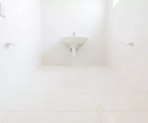 Jakie płytki na podłogę do małej łazienki