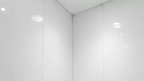 Łączenie płytek z sufitem w łazience