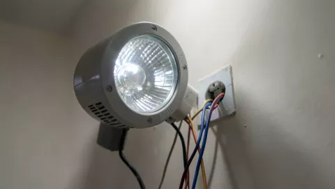 lampa halogenowa z czujnikiem ruchu jak podłączyć