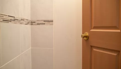 Łazienka najpierw drzwi czy płytki