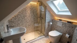 Mała łazienka na poddaszu ze skosem bez okna
