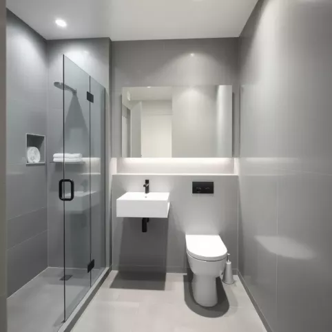 Mała łazienka w szarościach