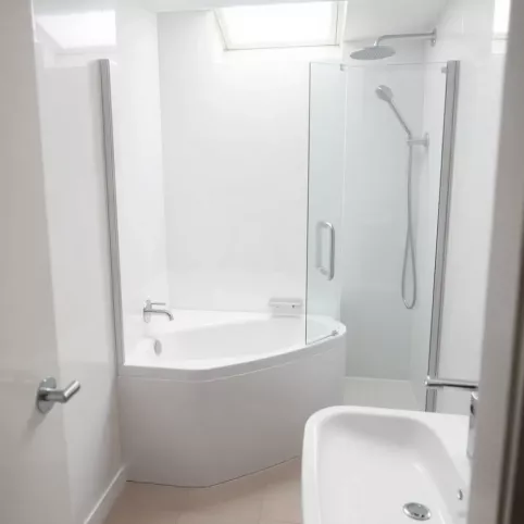 Mała łazienka z wanną i prysznicem