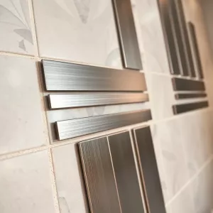 Metalowe listwy dekoracyjne do łazienki montaż