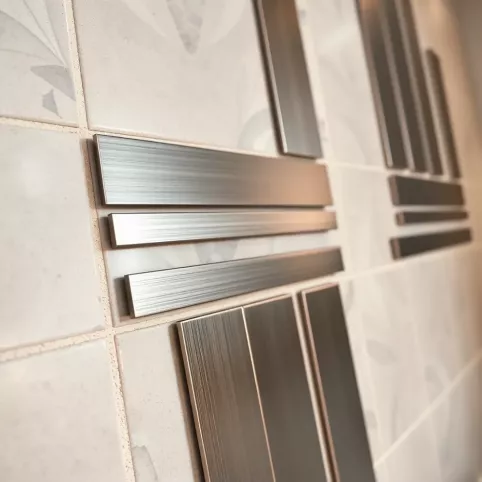 Metalowe listwy dekoracyjne do łazienki montaż