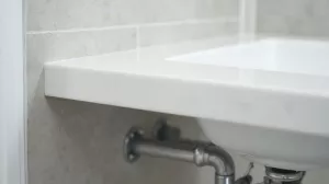 mocowanie blatu łazienkowego do ściany