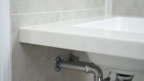 mocowanie blatu łazienkowego do ściany