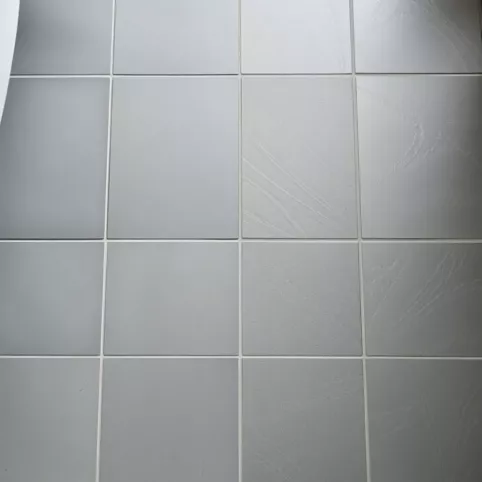 Płytki matowe czy z połyskiem do łazienki