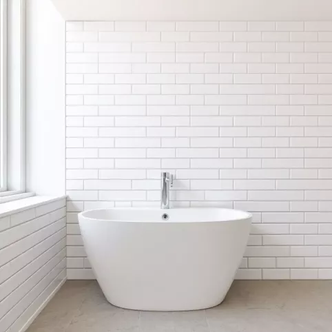 Płytki w jodełkę na ścianie łazienka