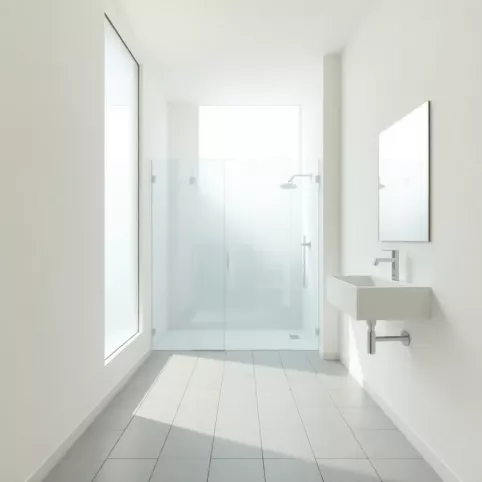 Wąska łazienka z oknem i prysznicem